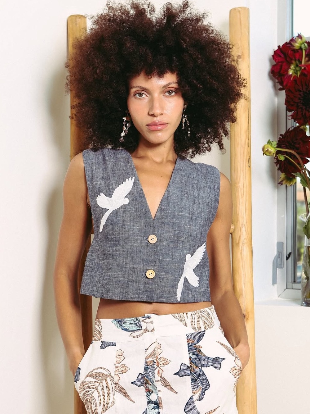Sleeveless Denim-Effect Cropped Vest with White Bird Appliqué